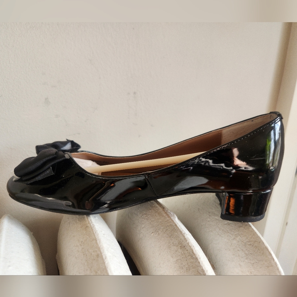 J.Renee Black Patent Bow Pumps, Sz. 6